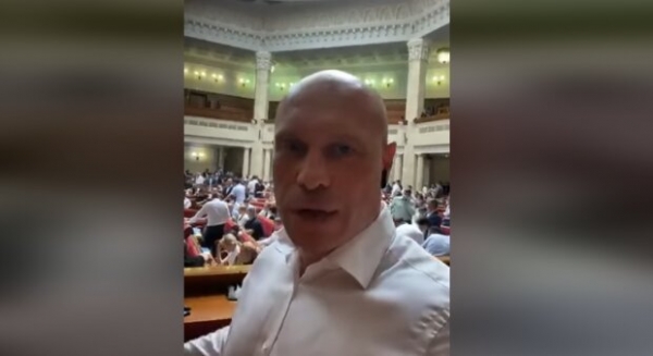 "Зае**лся бессмысленно давить на кнопку": Кива рассказал, как он устал от депутатства "Зае**лся бессмысленно давить на кнопку": Кива рассказал, как он устал от депутатства
