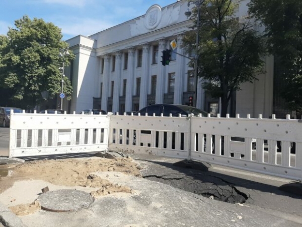 Верховная Рада "идет на дно" - возле здания парламента провалился асфальт Верховная Рада "идет на дно" - возле здания парламента провалился асфальт