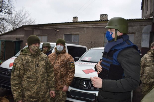 Европейские дипломаты посетили заминированный Донбасс: "Не спрашивают национальности" Европейские дипломаты посетили заминированный Донбасс: "Не спрашивают национальности"