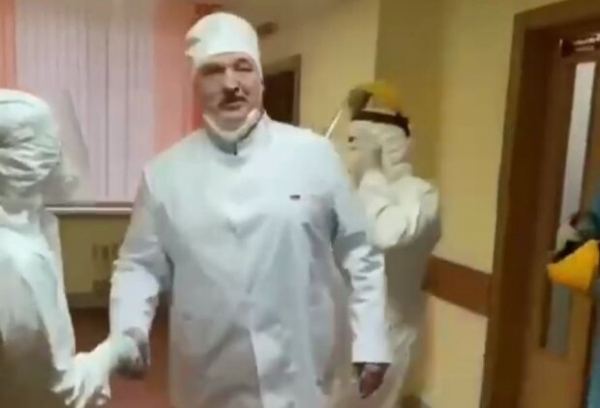 "Голый" Лукашенко ворвался в больницу переполненную covid-больными: "Может, не прийдется уходить самому?" "Голый" Лукашенко ворвался в больницу переполненную covid-больными: "Может, не прийдется уходить самому?"