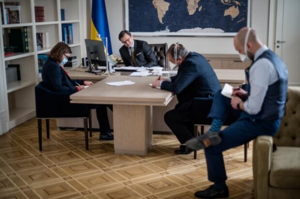 На мытье кафеля и "аренду" водителей для руководства МИД Украины ушло 7 млн На мытье кафеля и "аренду" водителей для руководства МИД Украины ушло 7 млн