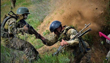 Украинские бойцы подорвались на мине, которую оккупанты сбросили с дрона, - штаб ОС Украинские бойцы подорвались на мине, которую оккупанты сбросили с дрона, - штаб ОС