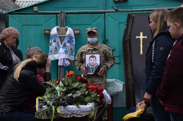 В Павлограде простились с убитым на Донбассе воином ВСУ. Фото 18+
В Павлограде простились с убитым на Донбассе воином ВСУ. Фото 18+