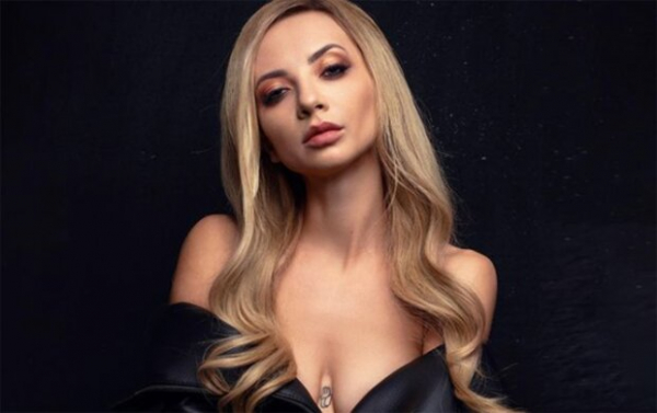 Ирина Сопонару из "Женского квартала" взбудоражила фантазии, прикрывшись лишь пухом: "Смотрим, как..."