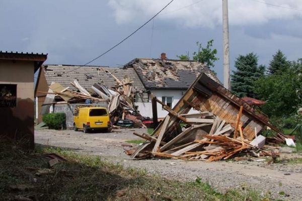Мощнейший ураган в Польше разрушил более 20 домов: фото и видео торнадо
Мощнейший ураган в Польше разрушил более 20 домов: фото и видео торнадо
