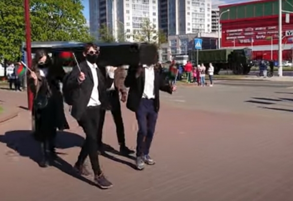 В Минске на репетиции парада станцевали с гробом. Фото и видео
В Минске на репетиции парада станцевали с гробом. Фото и видео