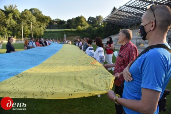 Во Львове развернули 20-метровый "Стяг единства" Во Львове развернули 20-метровый "Стяг единства"