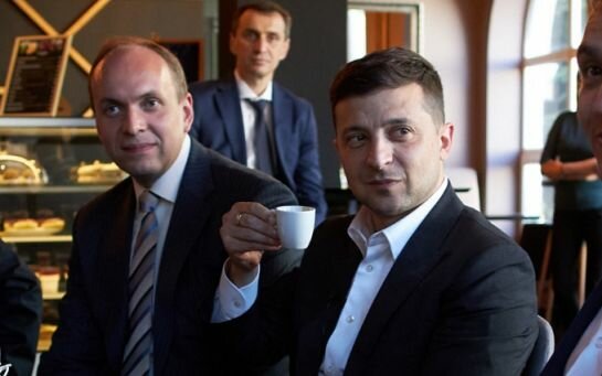 Все могут короли? Суд не смог оштрафовать Зеленского за "карантинное" кофе Все могут короли? Суд не смог оштрафовать Зеленского за "карантинное" кофе