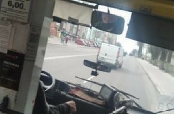 Пассажиры "наказали" хамовитого маршрутчика, прославили на всю страну: "Не дает сдачу, кричит" Пассажиры "наказали" хамовитого маршрутчика, прославили на всю страну: "Не дает сдачу, кричит"