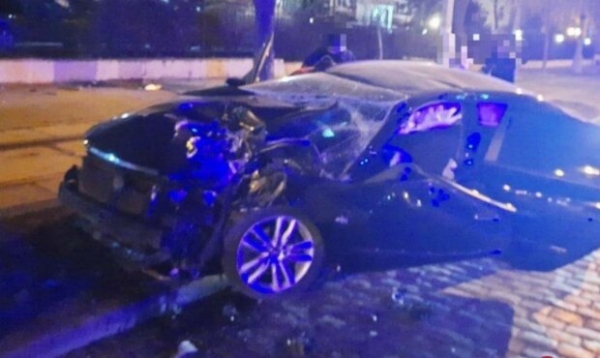 Водитель на большой скорости влетел в дерево: в больницу отправили троих Водитель на большой скорости влетел в дерево: в больницу отправили троих
