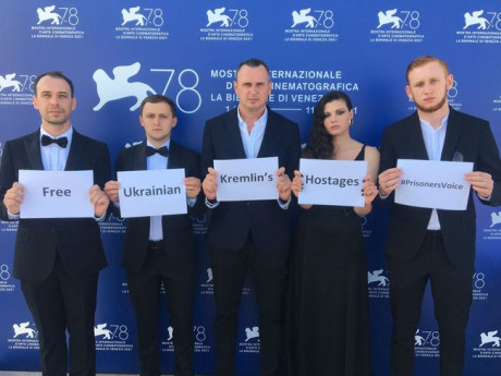 На Венецианском кинофестивале команда фильма "Носорог" провела акцию в поддержку политзаключенных На Венецианском кинофестивале команда фильма "Носорог" провела акцию в поддержку политзаключенных