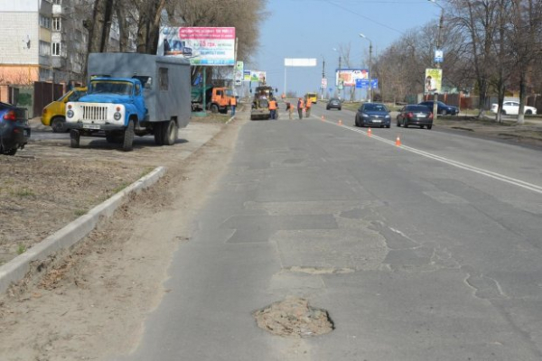 "Не знаешь где яма - иди пешком": украинским водителям приготовили экзамены по "убитым" дорогам "Не знаешь где яма - иди пешком": украинским водителям приготовили экзамены по "убитым" дорогам