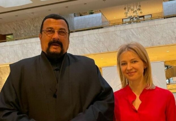 Наталья Поклонская охомутала путинского айкидошника Стивена Сигала: "Какой огромный..."