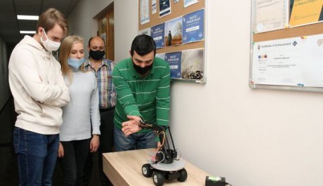 Винницкие студенты создали робота-"санинспектора", который измеряет температуру тела человека Винницкие студенты создали робота-"санинспектора", который измеряет температуру тела человека