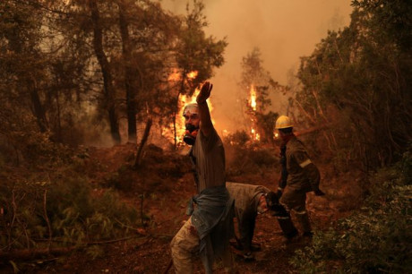 На греческом острове Эвбея продолжаются пожары