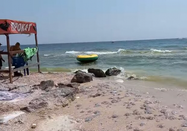 Женщина в курортной Кирилловке провалилась в яму с медузами, едва вытащили: "Не дай Бог, ребенок!"