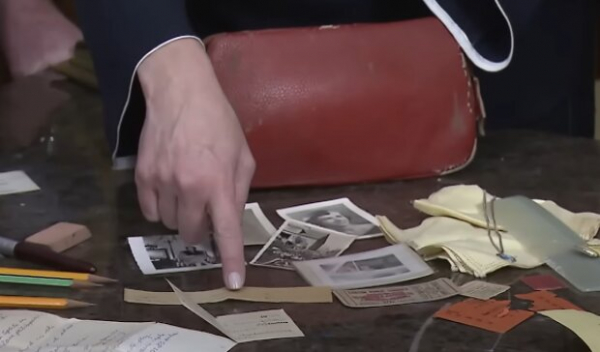 Женщина потеряла свой кошелек, но спустя 65 лет "он нашел ее семью": то, что было внутри, удивляет Женщина потеряла свой кошелек, но спустя 65 лет "он нашел ее семью": то, что было внутри, удивляет