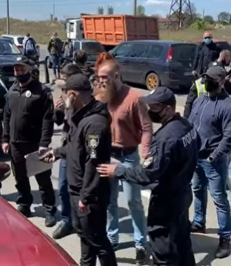 Скандальный нардеп от "Слуги народа" засветился на автопробеге Шария в Одессе: его назвали "бородатой куклой"
Скандальный нардеп от "Слуги народа" засветился на автопробеге Шария в Одессе: его назвали "бородатой куклой"