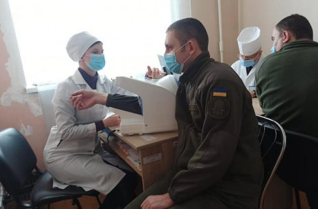 Более 40 силовиков сдали кровь для помощи раненым в Днепре нацгвардейцам Более 40 силовиков сдали кровь для помощи раненым в Днепре нацгвардейцам
