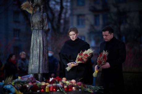 Чета Зеленских почтила память жертв голодоморов в Украине Чета Зеленских почтила память жертв голодоморов в Украине