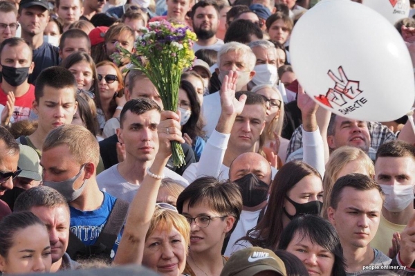Десятки тысяч белорусов вышли на митинг в поддержку главного конкурента Лукашенко
Десятки тысяч белорусов вышли на митинг в поддержку главного конкурента Лукашенко