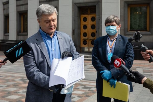 Порошенко передал Раде письма о внеочередном заседании
Порошенко передал Раде письма о внеочередном заседании