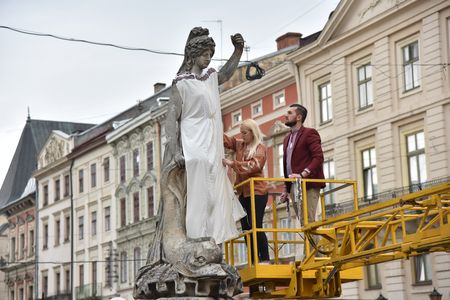 Во Львове античные скульптуры одели в вышиванки Во Львове античные скульптуры одели в вышиванки