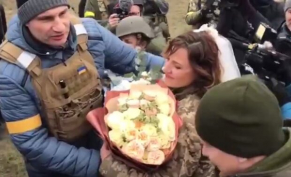 На Киевском блокпосте обвенчалась пара бойцов из ТрО, Кличко благословил: "поцеловать можно?" На Киевском блокпосте обвенчалась пара бойцов из ТрО, Кличко благословил: "поцеловать можно?"