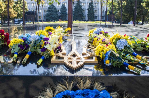 Украли на павших героях? В Одессе латунные буквы на мемориале за 18 миллионов подделали на пластик Украли на павших героях? В Одессе латунные буквы на мемориале за 18 миллионов подделали на пластик