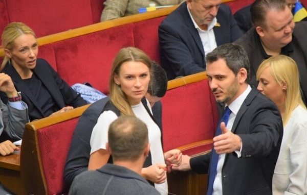 Каждый второй "слуга народа" – миллионер, украинцы прозрели после рейтинга богачей Каждый второй "слуга народа" – миллионер, украинцы прозрели после рейтинга богачей
