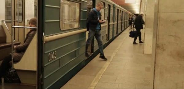 Работница метро показала свою боль: одним телефоны по 22 тысячи, а другим – кнопочный сломанный в сейфе Работница метро показала свою боль: одним телефоны по 22 тысячи, а другим – кнопочный сломанный в сейфе
