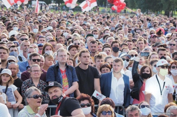 Десятки тысяч белорусов вышли на митинг в поддержку главного конкурента Лукашенко
Десятки тысяч белорусов вышли на митинг в поддержку главного конкурента Лукашенко