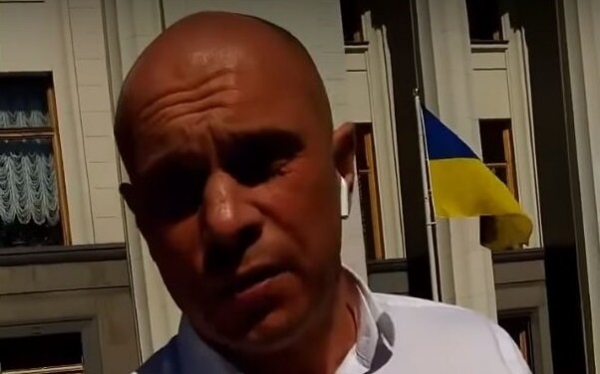 Кива под стенами Рады жестко набросился на украинца - "Идиот, я набью тебе е**ло!" Кива под стенами Рады жестко набросился на украинца - "Идиот, я набью тебе е**ло!"