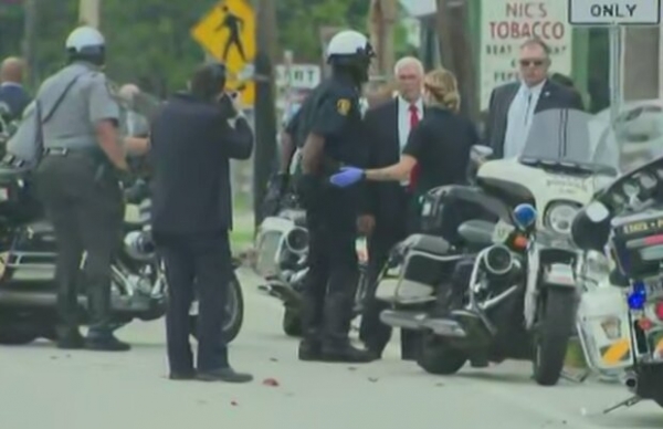Кортеж вице-президента США Майкла Пенса попал в ДТП: кадры с места события Кортеж вице-президента США Майкла Пенса попал в ДТП: кадры с места события
