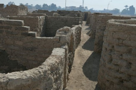 В Египте археологи открыли развалины затерянного города, которому 2600 лет В Египте археологи открыли развалины затерянного города, которому 2600 лет