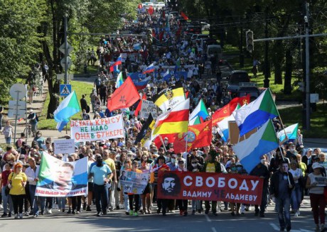 В Хабаровске ОМОН впервые разогнал еженедельный митинг в поддержку Фургала В Хабаровске ОМОН впервые разогнал еженедельный митинг в поддержку Фургала