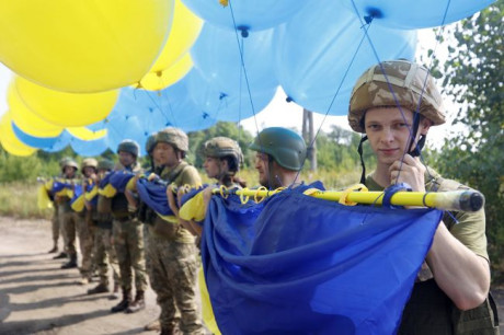 Украинские военные подняли флаг Украины над Авдеевкой и запустили в сторону Донецка Украинские военные подняли флаг Украины над Авдеевкой и запустили в сторону Донецка