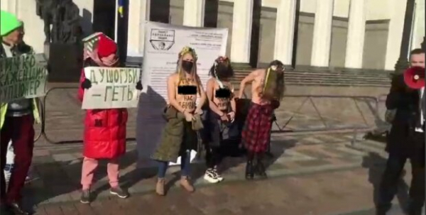 Украинки вывалили грудь под Радой, чтобы видели все депутаты: "Прекратите тарифный геноцид" Украинки вывалили грудь под Радой, чтобы видели все депутаты: "Прекратите тарифный геноцид"