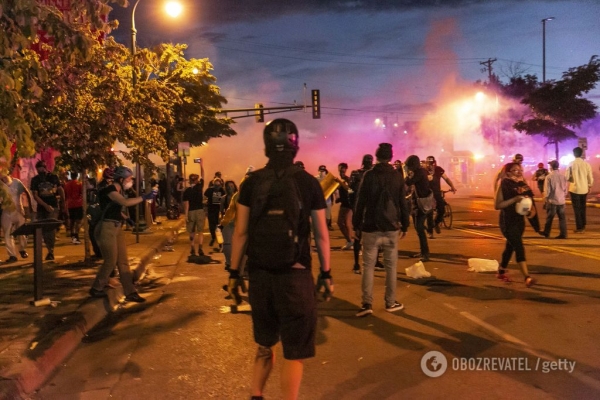 В США афроамериканец умер после задержания полицией: город взбунтовался. Фото и видео
В США афроамериканец умер после задержания полицией: город взбунтовался. Фото и видео
