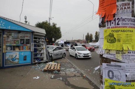 В столице такси въехало в остановку, двое погибших В столице такси въехало в остановку, двое погибших