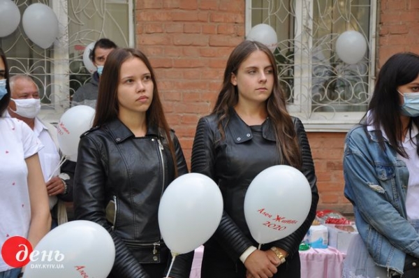 В Виннице люди, которые живут с трансплантированными органами, высадили молодые деревья в знак благодарности своим донорам В Виннице люди, которые живут с трансплантированными органами, высадили молодые деревья в знак благодарности своим донорам