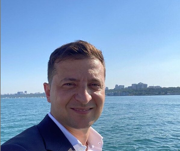 Зеленский похвастался, как соблюдает карантин из... Одессы: "Где Билли Айлиш потерял?" Зеленский похвастался, как соблюдает карантин из... Одессы: "Где Билли Айлиш потерял?"