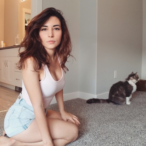 
Стримерша Наталия "Alinity" Моголлон показала голую грудь
 
