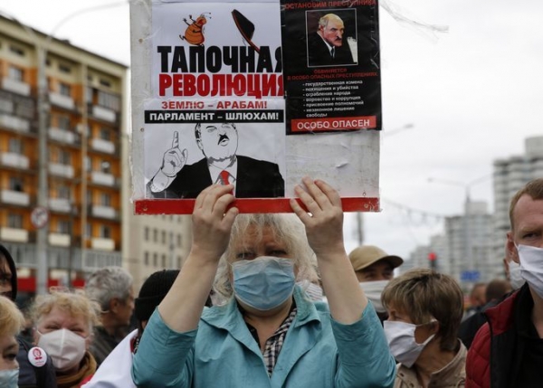 Выходят с тапками против "Таракана": журналистка рассказала о назревающей революции в Беларуси
Выходят с тапками против "Таракана": журналистка рассказала о назревающей революции в Беларуси