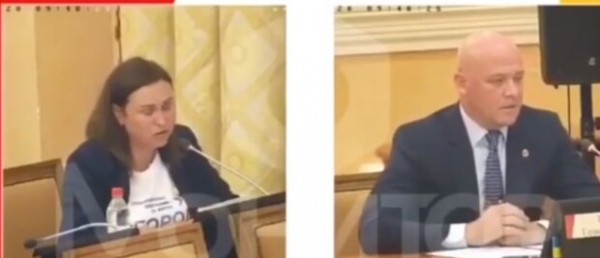 Труханов одним движением "вырубил" депутата прямо во время выступления Труханов одним движением "вырубил" депутата прямо во время выступления