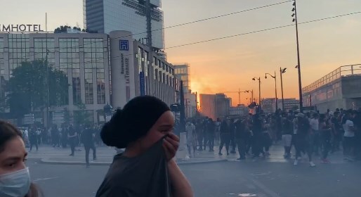Антирасистские протесты докатились до Франции: полиция применила газ. Фото и видео
Антирасистские протесты докатились до Франции: полиция применила газ. Фото и видео