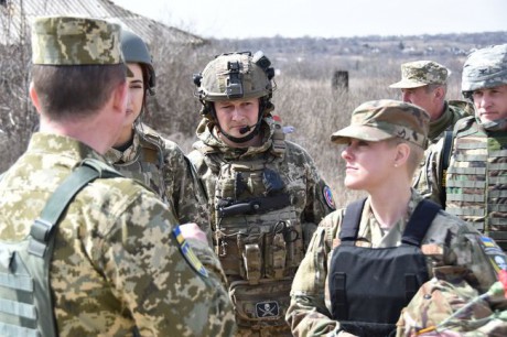 Американская делегация во главе с атташе по вопросам армии и обороны посетила район ООС