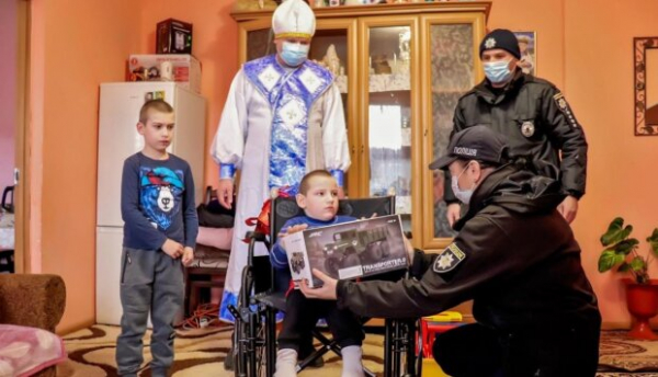Копы передали Святому Николаю письмо 8-летнего украинца, от этой истории щемит сердце: "Вера в чудеса" Копы передали Святому Николаю письмо 8-летнего украинца, от этой истории щемит сердце: "Вера в чудеса"