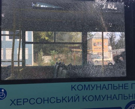 В Херсоне обстреляли рейсовый автобус, никто не пострадал