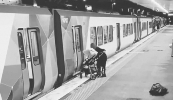 Мать вышла и забыла младенца в вагоне метро, пока разговаривала по телефону Мать вышла и забыла младенца в вагоне метро, пока разговаривала по телефону